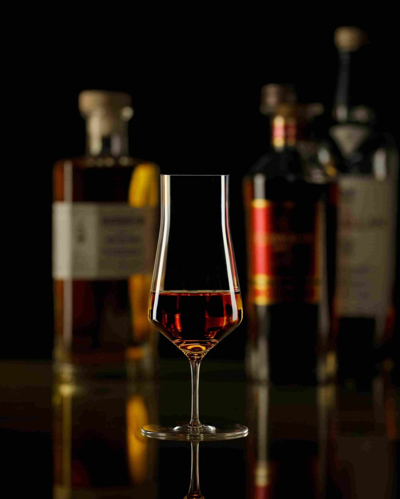 Zalto Denk'Art Cask whiskyglas med whisky og flasker i baggrunden